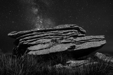 Nachts im Dartmoor bei sternenklarem Himmel mit der Milchstraße im Hintergrund