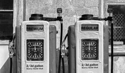 Fototapeta premium Alte Tankstelle in St. Mawes in Cornwall, Südengland, aufgenommen in Schwarz-Weiß
