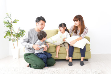 家で遊ぶ家族