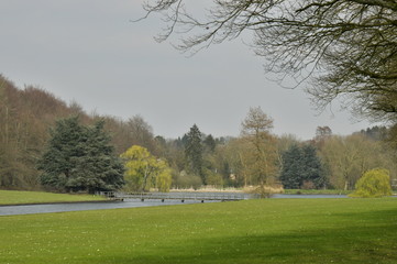 L'une des grandes pelouses longeant le canal vers l'étang entouré de bois au parc de Tervuren à l'est de Bruxelles 