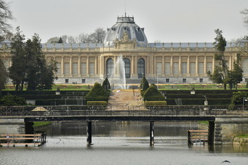 Fototapeta premium Le pont sur des piliers en fonte à l'étang inférieur en face de la fontaine et le Musée National de l'Afrique Central à Tervuren