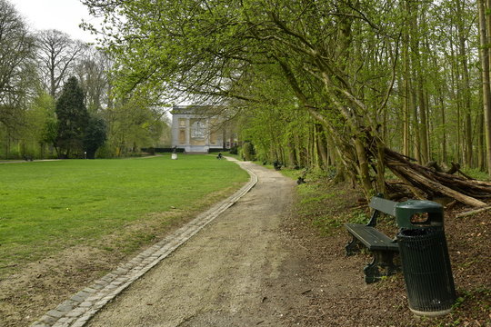 L'un des chemins entre la pelouse et un bois vers le Palais des Colonies au parc de Tervuren &agrave; l'est de Bruxelles
