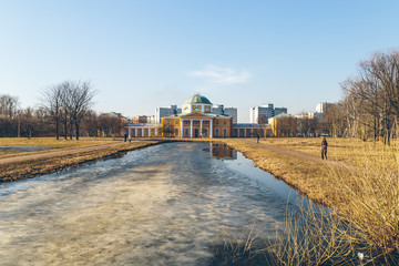 Fototapeta na wymiar park in St. Petersburg in the spring