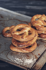 Pretzels caseros con sal listos para comer, sobre hoja de metal