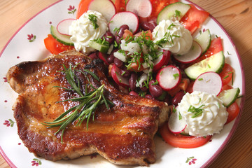 Kotelett mit Bohnesalat und Kräuterquark