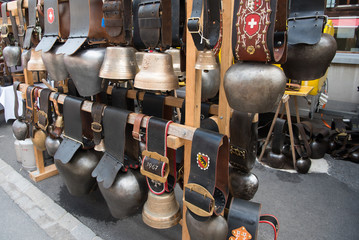 Kuhglocken auf einem Markt in der Schweiz - Kuhglocken haben Bedeutung  für dieOrtung von Kühen,...
