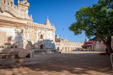 Fototapeta premium White Ananda Buddhist Temple in old Bagan, Myanmar
