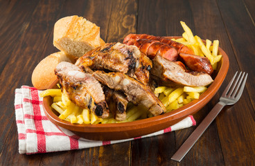 Costillas y chorizos barbacoa