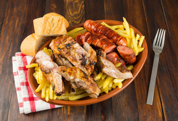 Costillas y chorizos barbacoa