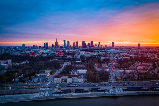 Zach&oacute;d słońca nad Wisłą, Warszawa