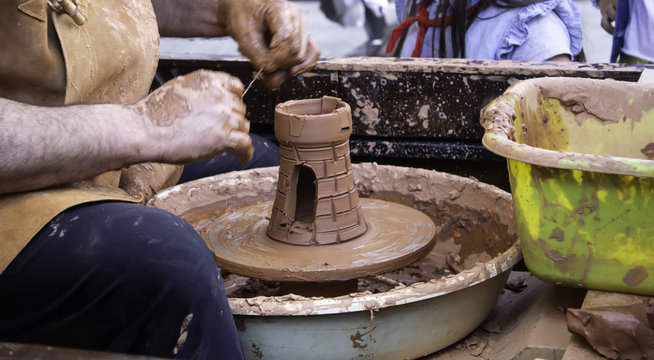 Lathe for sculpting mud