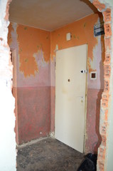 Remont - ściany z wyrwanymi otworami po drzwiach