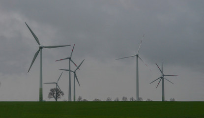   Speichern Vorschau herunterladen Wind turbines farm at work in fair weather
