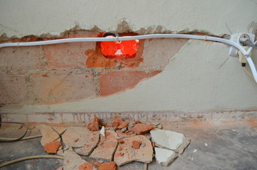 remont - cienka ścianka działowa przebita na wylot podczas wkuwania puszek elektrycznych - obrazy, fototapety, plakaty