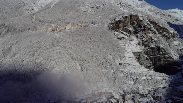 Aerial 4K - Primolo - Valmalenco (IT) - Vista invernale con neve fresca