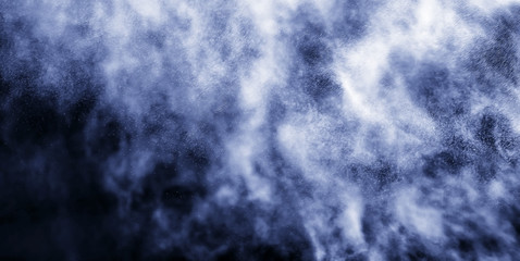 Obraz premium A stream of water and a cloud of drops