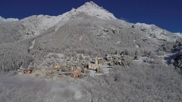 Aerial 4K - Primolo - Valmalenco (IT) - Vista invernale con neve fresca