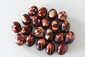 Wie man Ostereier in Zwiebelschalen färbt und schöne Muster drauf bekommt