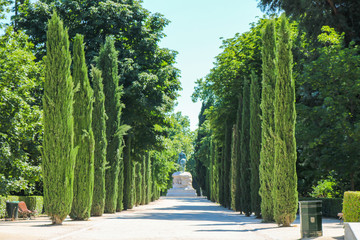 Walkway to Monumento de Martínez Campos in El Retiro Park