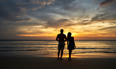 Happy couple watching the sunset. honeymoon thailand