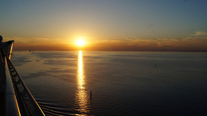 Sonnenuntergang von einem Schiff aus fotografiert
