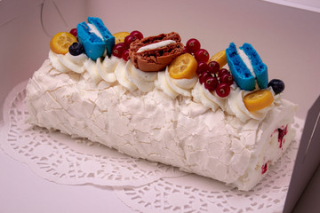 Meringue roll decorated macaroons