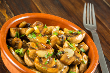 Champiñones al ajillo