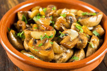 Champiñones al ajillo