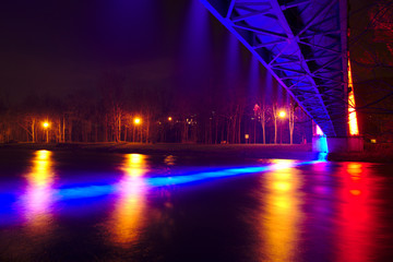 oświetlony na niebisko most w nocy