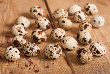Obraz premium Quail eggs on wooden background