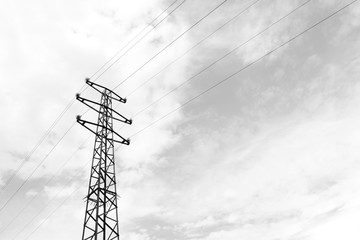 Strommasten in Schwarzwei&szlig; - Elektrizit&auml;t auf dem Land