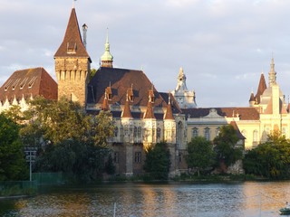 Castello Vlajdahunyadin sul fiume al tramonto a Budapest in Ungheria.