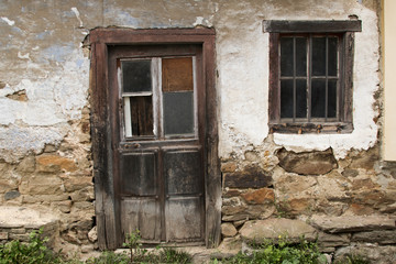 Puerta y ventana de casa avandonada