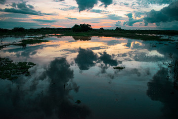 Fototapeta premium Atardecer, Laguna, Nubes