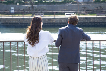 川を眺めるビジネスマンとビジネスウーマン