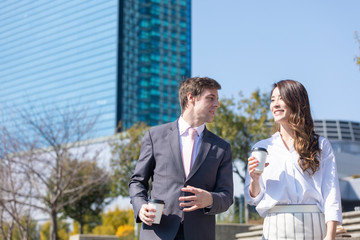 会話をするビジネスマンとビジネスウーマン