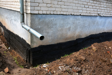 Waterproofing city flat house foundation with bitumen - 260172513
