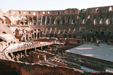 Interior das ruínas do coliseu romano