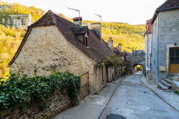 Calle con casas medievales en el poblado de Rocamadour Francia