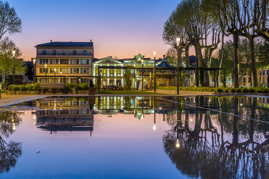 Reflejo De Edificios Al Atardecer Con Tonalidades Pastel