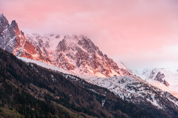 Vista de montaña nevada al atardecer en Chamonix, francia, Mont Blanc, colores pastel
