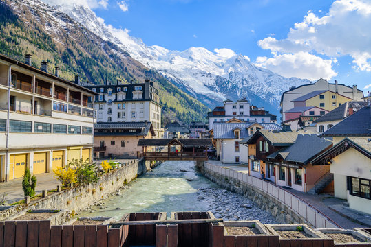 Rio principal del pueblo de Chamonix, Francia, en el fondo los Alpes Franceses nevados
