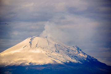 Fototapeta na wymiar Volcan activo, Popocatepetl, Puebla, _México