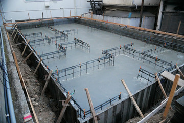 コンクリートの流し込み、建築中の建物の土台