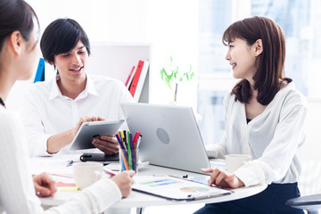 Obraz premium 和やかに会議をする若手ビジネスマン