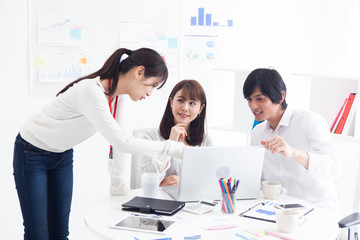 Fototapeta premium 和やかに会議をする若手ビジネスマン