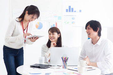 和やかに会議をする若手ビジネスマン