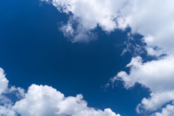 Fototapety  Błękitne niebo i białe chmury streszczenie tło.