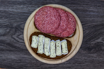 Brotzeit mit Wurst und Käse