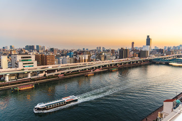 Obraz premium Sumida river with a cruise ship at sunset in Asakusa district Tokyo city, Japan.